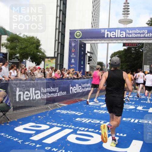 29.06.2025 - hella hamburg halbmarathon Michael Strokosch http://msf.ph/oto/8166373 29.06.2025 10:35:02 Ziel 4477, 6704, 8864, 12044, 12751, 15391, 15902, 16140, 16177, 16712, 17643, 18183, 18220 meine-sportfotos.de