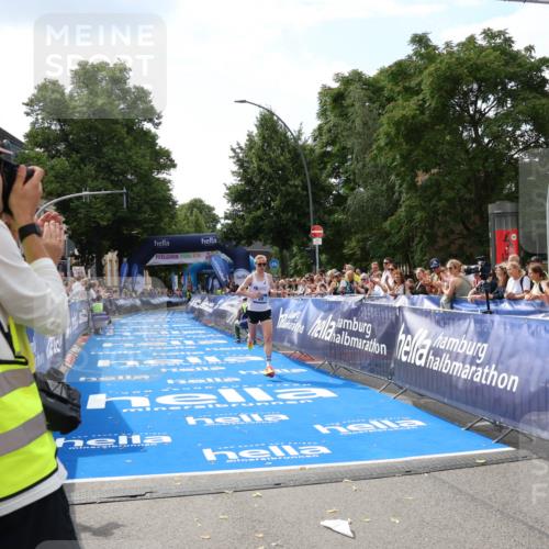 29.06.2025 - hella hamburg halbmarathon Zöllner http://msf.ph/oto/8166374 29.06.2025 10:12:45 Ziel 28 meine-sportfotos.de
