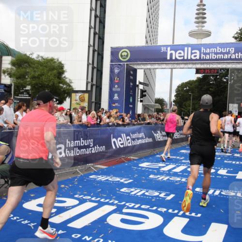 29.06.2025 - hella hamburg halbmarathon Michael Strokosch http://msf.ph/oto/8166389 29.06.2025 10:35:02 Ziel 4477, 6704, 8864, 12044, 12751, 15391, 15902, 16140, 16177, 16712, 17643, 18183, 18220 meine-sportfotos.de