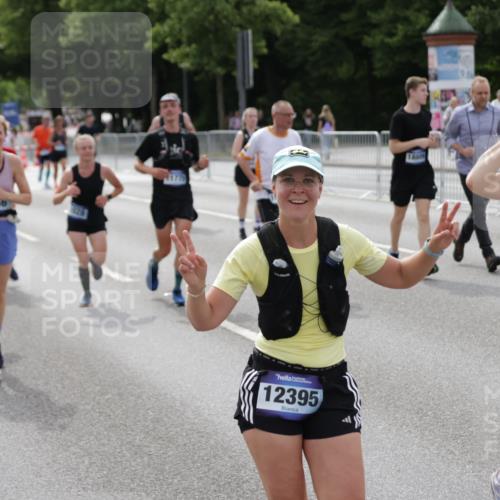 29.06.2025 - hella hamburg halbmarathon Jannik Wohlers http://msf.ph/oto/8166392 29.06.2025 10:20:47 Lombardsbrücke 1028, 1266, 1658, 2383, 2635, 2956, 2986, 3122, 3161, 3453, 3813, 5061, 5395, 5493, 5767, 6275, 6308, 7228, 7522, 7553, 7608, 8726, 8844, 9108, 9501, 10585, 10602, 11117, 11610, 11698, 11775, 12175, 12395, 12561, 12694, 13057, 13448, 13508, 14499, 14519, 14809, 14819, 15020, 15387, 15470, 15736, 15752, 15767, 16256, 16586, 16600, 16896, 17035, 17341, 17367, 17961, 18170, 18305, 18784, 18809 meine-sportfotos.de