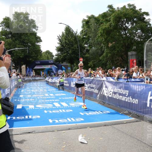 29.06.2025 - hella hamburg halbmarathon Zöllner http://msf.ph/oto/8166395 29.06.2025 10:12:45 Ziel 28 meine-sportfotos.de