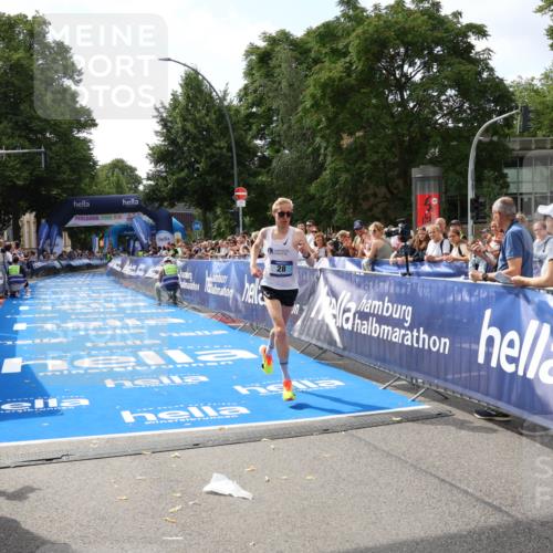 29.06.2025 - hella hamburg halbmarathon Zöllner http://msf.ph/oto/8166399 29.06.2025 10:12:46 Ziel 28 meine-sportfotos.de
