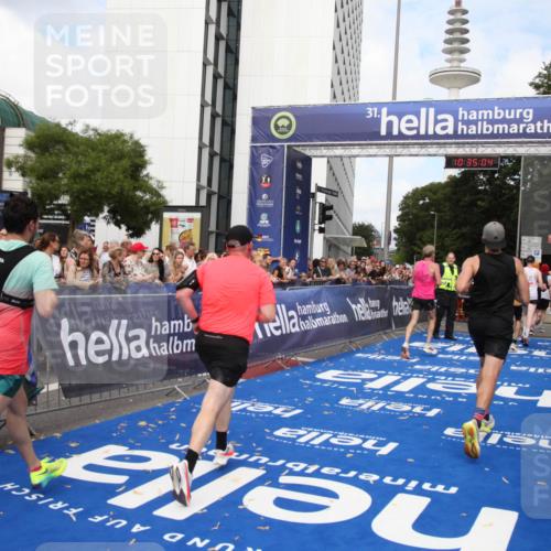 29.06.2025 - hella hamburg halbmarathon Michael Strokosch http://msf.ph/oto/8166408 29.06.2025 10:35:02 Ziel 4477, 6704, 8864, 12044, 12751, 15391, 15902, 16140, 16177, 16712, 17643, 18183, 18220 meine-sportfotos.de