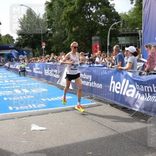 29.06.2025 - hella hamburg halbmarathon Zöllner http://msf.ph/oto/8166413 29.06.2025 10:12:46 Ziel 28 meine-sportfotos.de