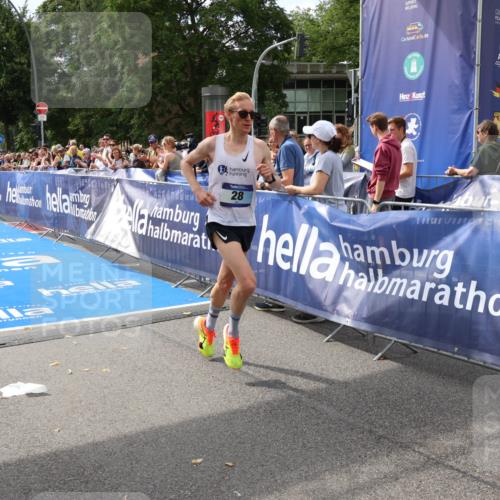 29.06.2025 - hella hamburg halbmarathon Zöllner http://msf.ph/oto/8166429 29.06.2025 10:12:46 Ziel 28 meine-sportfotos.de