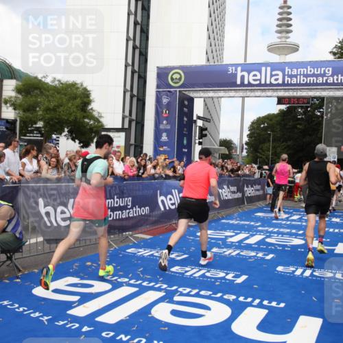 29.06.2025 - hella hamburg halbmarathon Michael Strokosch http://msf.ph/oto/8166430 29.06.2025 10:35:03 Ziel 4477, 6704, 7972, 8864, 12044, 12751, 15391, 15902, 16140, 16177, 16712, 17643, 18183, 18220 meine-sportfotos.de
