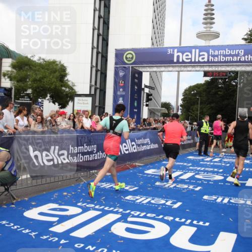 29.06.2025 - hella hamburg halbmarathon Michael Strokosch http://msf.ph/oto/8166455 29.06.2025 10:35:03 Ziel 4477, 6704, 7972, 8864, 12044, 12751, 15391, 15902, 16140, 16177, 16712, 17643, 18183, 18220 meine-sportfotos.de