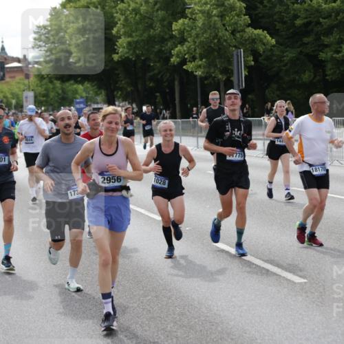 29.06.2025 - hella hamburg halbmarathon Jannik Wohlers http://msf.ph/oto/8166488 29.06.2025 10:20:47 Lombardsbrücke 1028, 1266, 1658, 2383, 2635, 2956, 2986, 3122, 3161, 3453, 3813, 5061, 5395, 5493, 5767, 6275, 6308, 7228, 7522, 7553, 7608, 8726, 8844, 9108, 9501, 10585, 10602, 11117, 11610, 11698, 11775, 12175, 12395, 12561, 12694, 13057, 13448, 13508, 14499, 14519, 14809, 14819, 15020, 15387, 15470, 15736, 15752, 15767, 16256, 16586, 16600, 16896, 17035, 17341, 17367, 17961, 18170, 18305, 18784, 18809 meine-sportfotos.de