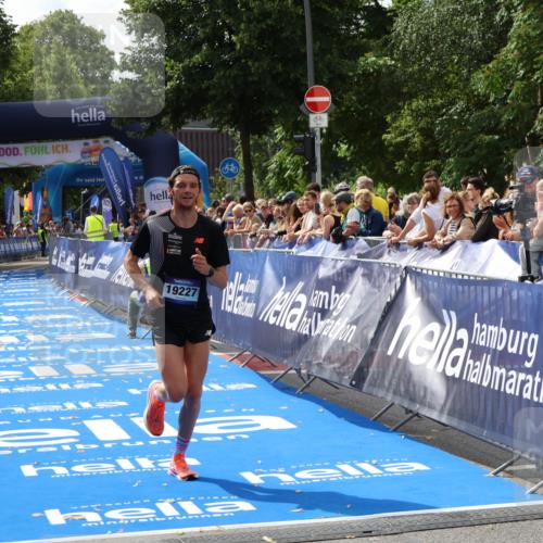 29.06.2025 - hella hamburg halbmarathon Zöllner http://msf.ph/oto/8166506 29.06.2025 10:14:35 Ziel 19227 meine-sportfotos.de
