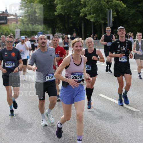 29.06.2025 - hella hamburg halbmarathon Jannik Wohlers http://msf.ph/oto/8166526 29.06.2025 10:20:48 Lombardsbrücke 1028, 1266, 1658, 2383, 2635, 2956, 2986, 3122, 3161, 3453, 3813, 5061, 5395, 5493, 5767, 6275, 6308, 6844, 7228, 7522, 7553, 7608, 8726, 8844, 9108, 9501, 10585, 10602, 11117, 11610, 11698, 11775, 12175, 12395, 12561, 12694, 13057, 13448, 13508, 14499, 14519, 14809, 14819, 15020, 15387, 15470, 15736, 15752, 15767, 16256, 16586, 16600, 16896, 17035, 17341, 17367, 17961, 18170, 18305, 18784, 18809 meine-sportfotos.de