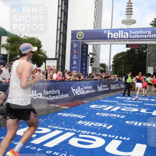 29.06.2025 - hella hamburg halbmarathon Michael Strokosch http://msf.ph/oto/8166537 29.06.2025 10:35:06 Ziel 7972, 8901, 12044, 14069, 15391, 15902, 16177, 16963, 16964 meine-sportfotos.de