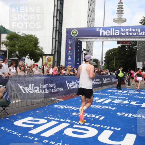 29.06.2025 - hella hamburg halbmarathon Michael Strokosch http://msf.ph/oto/8166558 29.06.2025 10:35:07 Ziel 7972, 8901, 11559, 12044, 14069, 15391, 15902, 16177, 16963, 16964 meine-sportfotos.de