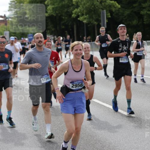 29.06.2025 - hella hamburg halbmarathon Jannik Wohlers http://msf.ph/oto/8166572 29.06.2025 10:20:48 Lombardsbrücke 1028, 1266, 1658, 2383, 2635, 2956, 2986, 3122, 3161, 3453, 3813, 5061, 5395, 5493, 5767, 6275, 6308, 6844, 7228, 7522, 7553, 7608, 8726, 8844, 9108, 9501, 10585, 10602, 11117, 11610, 11698, 11775, 12175, 12395, 12561, 12694, 13057, 13448, 13508, 14499, 14519, 14809, 14819, 15020, 15387, 15470, 15736, 15752, 15767, 16256, 16586, 16600, 16896, 17035, 17341, 17367, 17961, 18170, 18305, 18784, 18809 meine-sportfotos.de