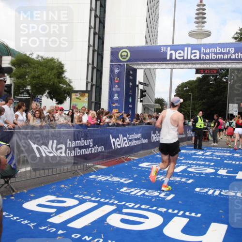 29.06.2025 - hella hamburg halbmarathon Michael Strokosch http://msf.ph/oto/8166578 29.06.2025 10:35:07 Ziel 7972, 8901, 11559, 12044, 14069, 15391, 15902, 16177, 16963, 16964 meine-sportfotos.de