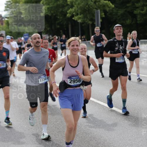 29.06.2025 - hella hamburg halbmarathon Jannik Wohlers http://msf.ph/oto/8166598 29.06.2025 10:20:48 Lombardsbrücke 1028, 1266, 1658, 2383, 2635, 2956, 2986, 3122, 3161, 3453, 3813, 5061, 5395, 5493, 5767, 6275, 6308, 6844, 7228, 7522, 7553, 7608, 8726, 8844, 9108, 9501, 10585, 10602, 11117, 11610, 11698, 11775, 12175, 12395, 12561, 12694, 13057, 13448, 13508, 14499, 14519, 14809, 14819, 15020, 15387, 15470, 15736, 15752, 15767, 16256, 16586, 16600, 16896, 17035, 17341, 17367, 17961, 18170, 18305, 18784, 18809 meine-sportfotos.de
