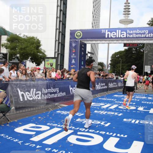 29.06.2025 - hella hamburg halbmarathon Michael Strokosch http://msf.ph/oto/8166608 29.06.2025 10:35:08 Ziel 7972, 8901, 11559, 12044, 14069, 15391, 16963, 16964 meine-sportfotos.de