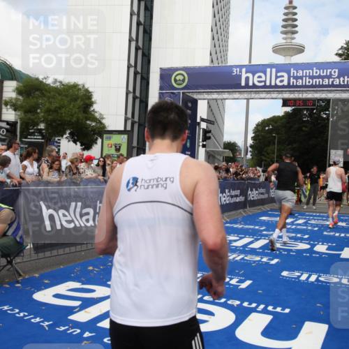 29.06.2025 - hella hamburg halbmarathon Michael Strokosch http://msf.ph/oto/8166634 29.06.2025 10:35:09 Ziel 7628, 7972, 8901, 11559, 14069, 16963, 16964, 17022 meine-sportfotos.de