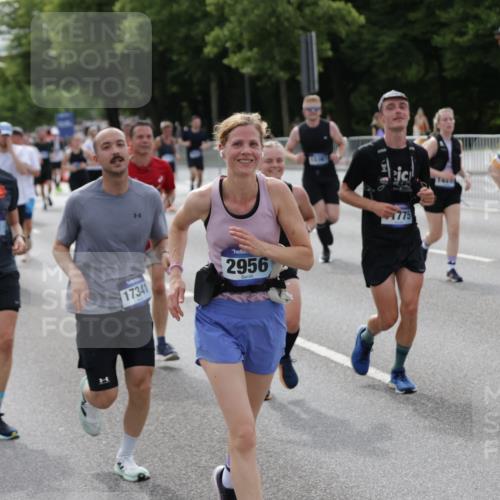29.06.2025 - hella hamburg halbmarathon Jannik Wohlers http://msf.ph/oto/8166638 29.06.2025 10:20:48 Lombardsbrücke 1028, 1266, 1658, 2383, 2635, 2956, 2986, 3122, 3161, 3453, 3813, 5061, 5395, 5493, 5767, 6275, 6308, 6844, 7228, 7522, 7553, 7608, 8726, 8844, 9108, 9501, 10585, 10602, 11117, 11610, 11698, 11775, 12175, 12395, 12561, 12694, 13057, 13448, 13508, 14499, 14519, 14809, 14819, 15020, 15387, 15470, 15736, 15752, 15767, 16256, 16586, 16600, 16896, 17035, 17341, 17367, 17961, 18170, 18305, 18784, 18809 meine-sportfotos.de