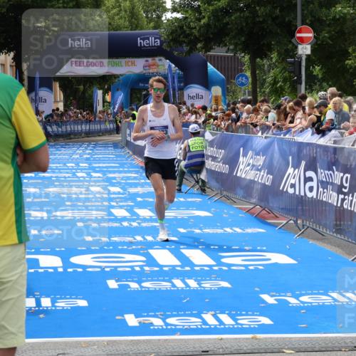 29.06.2025 - hella hamburg halbmarathon Zöllner http://msf.ph/oto/8166643 29.06.2025 10:15:37 Ziel 12673 meine-sportfotos.de