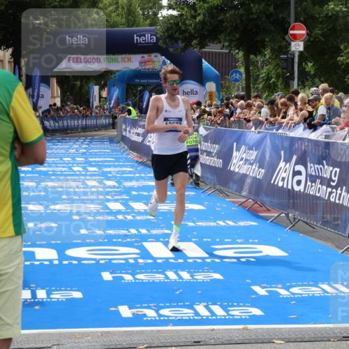 29.06.2025 - hella hamburg halbmarathon Zöllner http://msf.ph/oto/8166654 29.06.2025 10:15:37 Ziel 12673 meine-sportfotos.de