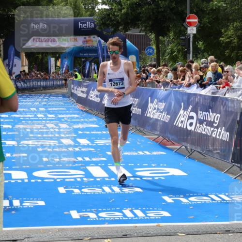 29.06.2025 - hella hamburg halbmarathon Zöllner http://msf.ph/oto/8166662 29.06.2025 10:15:38 Ziel 12673 meine-sportfotos.de