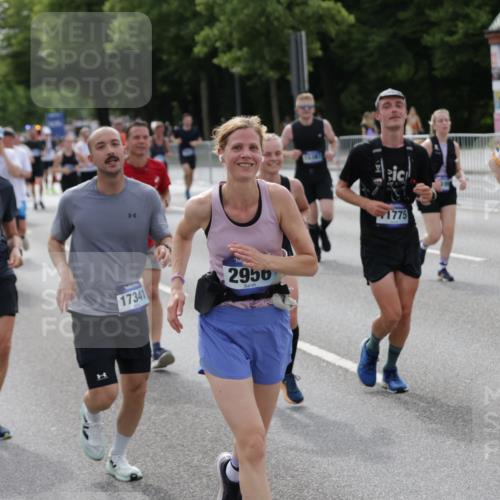 29.06.2025 - hella hamburg halbmarathon Jannik Wohlers http://msf.ph/oto/8166668 29.06.2025 10:20:48 Lombardsbrücke 1028, 1266, 1658, 2383, 2635, 2956, 2986, 3122, 3161, 3453, 3813, 5061, 5395, 5493, 5767, 6275, 6308, 6844, 7228, 7522, 7553, 7608, 8726, 8844, 9108, 9501, 10585, 10602, 11117, 11610, 11698, 11775, 12175, 12395, 12561, 12694, 13057, 13448, 13508, 14499, 14519, 14809, 14819, 15020, 15387, 15470, 15736, 15752, 15767, 16256, 16586, 16600, 16896, 17035, 17341, 17367, 17961, 18170, 18305, 18784, 18809 meine-sportfotos.de
