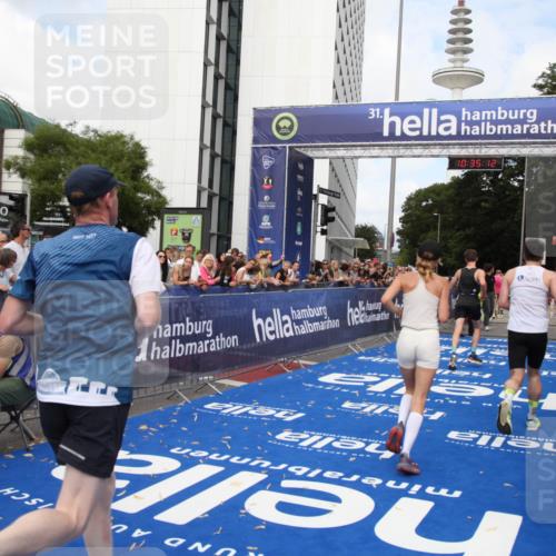 29.06.2025 - hella hamburg halbmarathon Michael Strokosch http://msf.ph/oto/8166693 29.06.2025 10:35:11 Ziel 4740, 7628, 7972, 8901, 11559, 14069, 16963, 16964, 17022 meine-sportfotos.de