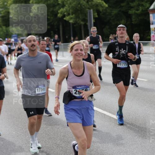 29.06.2025 - hella hamburg halbmarathon Jannik Wohlers http://msf.ph/oto/8166700 29.06.2025 10:20:48 Lombardsbrücke 1028, 1266, 1658, 2383, 2635, 2956, 2986, 3122, 3161, 3453, 3813, 5061, 5395, 5493, 5767, 6275, 6308, 6844, 7228, 7522, 7553, 7608, 8726, 8844, 9108, 9501, 10585, 10602, 11117, 11610, 11698, 11775, 12175, 12395, 12561, 12694, 13057, 13448, 13508, 14499, 14519, 14809, 14819, 15020, 15387, 15470, 15736, 15752, 15767, 16256, 16586, 16600, 16896, 17035, 17341, 17367, 17961, 18170, 18305, 18784, 18809 meine-sportfotos.de