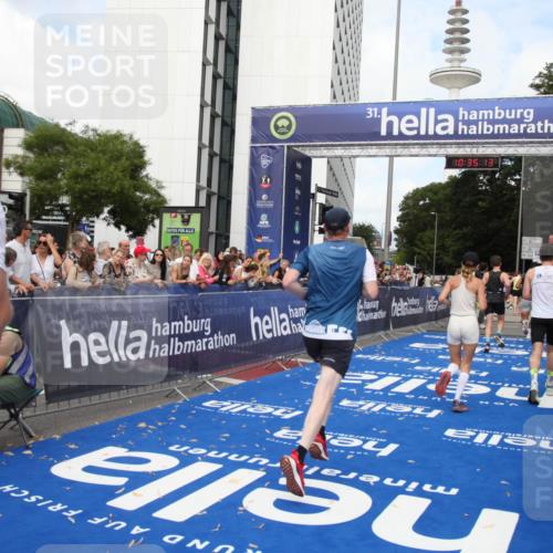 29.06.2025 - hella hamburg halbmarathon Michael Strokosch http://msf.ph/oto/8166709 29.06.2025 10:35:11 Ziel 4740, 7628, 7972, 8901, 11559, 14069, 16963, 16964, 17022 meine-sportfotos.de
