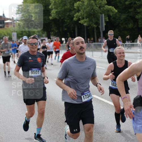 29.06.2025 - hella hamburg halbmarathon Jannik Wohlers http://msf.ph/oto/8166720 29.06.2025 10:20:49 Lombardsbrücke 1028, 1266, 1658, 2271, 2383, 2635, 2956, 2986, 3122, 3161, 3453, 5061, 5373, 5395, 5493, 5767, 6275, 6308, 6844, 7228, 7522, 7553, 7608, 8726, 8844, 9108, 9501, 10602, 11117, 11610, 11698, 11775, 12175, 12395, 12561, 12694, 13057, 13448, 13508, 14499, 14519, 14809, 14819, 15387, 15470, 15736, 15752, 15767, 16586, 16600, 16896, 17035, 17341, 17961, 17969, 18170, 18784, 18809 meine-sportfotos.de