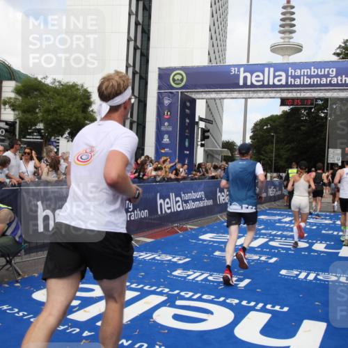 29.06.2025 - hella hamburg halbmarathon Michael Strokosch http://msf.ph/oto/8166727 29.06.2025 10:35:12 Ziel 4740, 7628, 7972, 8901, 11559, 14069, 16963, 16964, 17022 meine-sportfotos.de