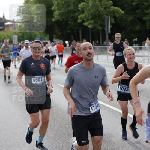 29.06.2025 - hella hamburg halbmarathon Jannik Wohlers http://msf.ph/oto/8166750 29.06.2025 10:20:49 Lombardsbrücke 1028, 1266, 1658, 2271, 2383, 2635, 2956, 2986, 3122, 3161, 3453, 5061, 5373, 5395, 5493, 5767, 6275, 6308, 6844, 7228, 7522, 7553, 7608, 8726, 8844, 9108, 9501, 10602, 11117, 11610, 11698, 11775, 12175, 12395, 12561, 12694, 13057, 13448, 13508, 14499, 14519, 14809, 14819, 15387, 15470, 15736, 15752, 15767, 16586, 16600, 16896, 17035, 17341, 17961, 17969, 18170, 18784, 18809 meine-sportfotos.de
