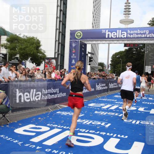 29.06.2025 - hella hamburg halbmarathon Michael Strokosch http://msf.ph/oto/8166763 29.06.2025 10:35:13 Ziel 4740, 7628, 8901, 11559, 14069, 15415, 16963, 16964, 17022 meine-sportfotos.de