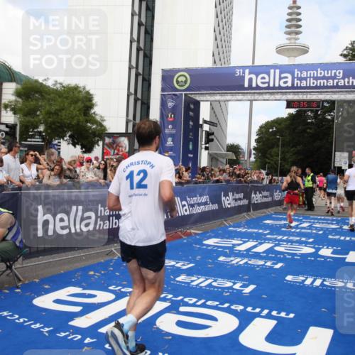 29.06.2025 - hella hamburg halbmarathon Michael Strokosch http://msf.ph/oto/8166817 29.06.2025 10:35:15 Ziel 4740, 7628, 11559, 12514, 14069, 15415, 16964, 17022 meine-sportfotos.de