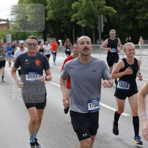 29.06.2025 - hella hamburg halbmarathon Jannik Wohlers http://msf.ph/oto/8166821 29.06.2025 10:20:49 Lombardsbrücke 1028, 1266, 1658, 2271, 2383, 2635, 2956, 2986, 3122, 3161, 3453, 5061, 5373, 5395, 5493, 5767, 6275, 6308, 6844, 7228, 7522, 7553, 7608, 8726, 8844, 9108, 9501, 10602, 11117, 11610, 11698, 11775, 12175, 12395, 12561, 12694, 13057, 13448, 13508, 14499, 14519, 14809, 14819, 15387, 15470, 15736, 15752, 15767, 16586, 16600, 16896, 17035, 17341, 17961, 17969, 18170, 18784, 18809 meine-sportfotos.de