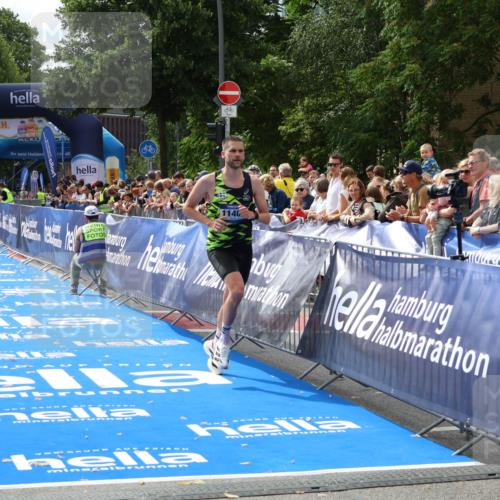 29.06.2025 - hella hamburg halbmarathon Zöllner http://msf.ph/oto/8166837 29.06.2025 10:16:25 Ziel 11409 meine-sportfotos.de