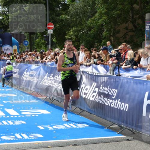 29.06.2025 - hella hamburg halbmarathon Zöllner http://msf.ph/oto/8166856 29.06.2025 10:16:25 Ziel 11409 meine-sportfotos.de