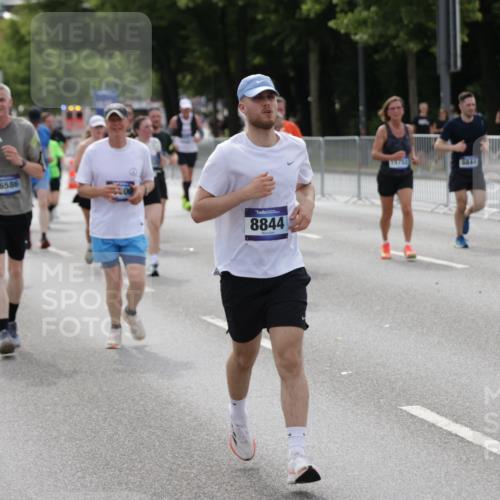 29.06.2025 - hella hamburg halbmarathon Jannik Wohlers http://msf.ph/oto/8166863 29.06.2025 10:20:51 Lombardsbrücke 1028, 1266, 1658, 2271, 2383, 2635, 2815, 2956, 2986, 3122, 3161, 3453, 3817, 5373, 5395, 5493, 5767, 6275, 6308, 6844, 7228, 7375, 7522, 7553, 7608, 8726, 8844, 9100, 9108, 9501, 10602, 11117, 11610, 11698, 11775, 12018, 12175, 12395, 12561, 13057, 13448, 13508, 14499, 14519, 14664, 14809, 14819, 15387, 15736, 15752, 15767, 16107, 16586, 16600, 16896, 17341, 17799, 17961, 17969, 18170, 18784, 18809, 19012 meine-sportfotos.de