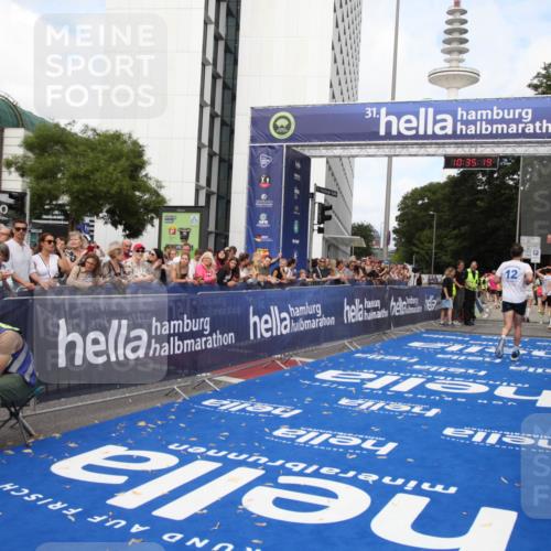 29.06.2025 - hella hamburg halbmarathon Michael Strokosch http://msf.ph/oto/8166896 29.06.2025 10:35:18 Ziel 4740, 7628, 7867, 12514, 13798, 15415, 15773, 17022 meine-sportfotos.de