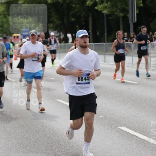 29.06.2025 - hella hamburg halbmarathon Jannik Wohlers http://msf.ph/oto/8166924 29.06.2025 10:20:51 Lombardsbrücke 1028, 1266, 1658, 2271, 2383, 2635, 2815, 2956, 2986, 3122, 3161, 3453, 3817, 5373, 5395, 5493, 5767, 6275, 6308, 6844, 7228, 7375, 7522, 7553, 7608, 8726, 8844, 9100, 9108, 9501, 10602, 11117, 11610, 11698, 11775, 12018, 12175, 12395, 12561, 13057, 13448, 13508, 14499, 14519, 14664, 14809, 14819, 15387, 15736, 15752, 15767, 16107, 16586, 16600, 16896, 17341, 17799, 17961, 17969, 18170, 18784, 18809, 19012 meine-sportfotos.de