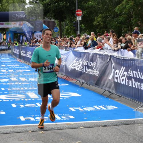 29.06.2025 - hella hamburg halbmarathon Zöllner http://msf.ph/oto/8166945 29.06.2025 10:16:38 Ziel 3944, 11864 meine-sportfotos.de