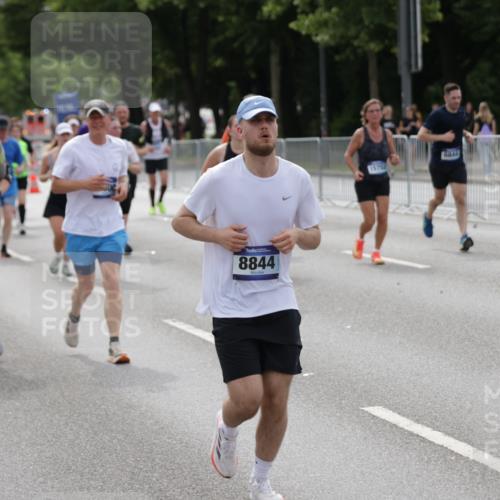 29.06.2025 - hella hamburg halbmarathon Jannik Wohlers http://msf.ph/oto/8166948 29.06.2025 10:20:51 Lombardsbrücke 1028, 1266, 1658, 2271, 2383, 2635, 2815, 2956, 2986, 3122, 3161, 3453, 3817, 5373, 5395, 5493, 5767, 6275, 6308, 6844, 7228, 7375, 7522, 7553, 7608, 8726, 8844, 9100, 9108, 9501, 10602, 11117, 11610, 11698, 11775, 12018, 12175, 12395, 12561, 13057, 13448, 13508, 14499, 14519, 14664, 14809, 14819, 15387, 15736, 15752, 15767, 16107, 16586, 16600, 16896, 17341, 17799, 17961, 17969, 18170, 18784, 18809, 19012 meine-sportfotos.de