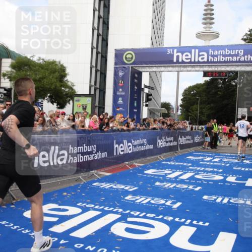 29.06.2025 - hella hamburg halbmarathon Michael Strokosch http://msf.ph/oto/8166956 29.06.2025 10:35:18 Ziel 4740, 7628, 7867, 12514, 13798, 15415, 15773, 17022 meine-sportfotos.de