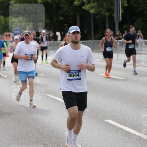 29.06.2025 - hella hamburg halbmarathon Jannik Wohlers http://msf.ph/oto/8166966 29.06.2025 10:20:51 Lombardsbrücke 1028, 1266, 1658, 2271, 2383, 2635, 2815, 2956, 2986, 3122, 3161, 3453, 3817, 5373, 5395, 5493, 5767, 6275, 6308, 6844, 7228, 7375, 7522, 7553, 7608, 8726, 8844, 9100, 9108, 9501, 10602, 11117, 11610, 11698, 11775, 12018, 12175, 12395, 12561, 13057, 13448, 13508, 14499, 14519, 14664, 14809, 14819, 15387, 15736, 15752, 15767, 16107, 16586, 16600, 16896, 17341, 17799, 17961, 17969, 18170, 18784, 18809, 19012 meine-sportfotos.de