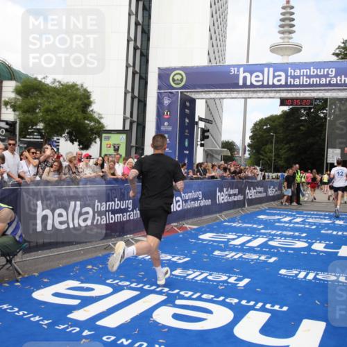 29.06.2025 - hella hamburg halbmarathon Michael Strokosch http://msf.ph/oto/8166972 29.06.2025 10:35:19 Ziel 4740, 7867, 12514, 13798, 14789, 15415, 15773 meine-sportfotos.de