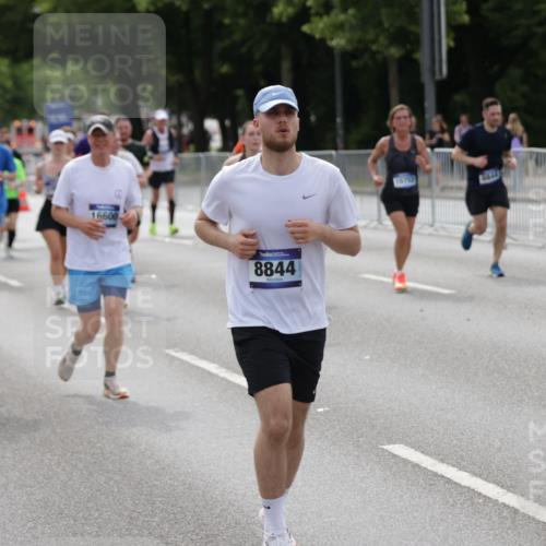 29.06.2025 - hella hamburg halbmarathon Jannik Wohlers http://msf.ph/oto/8166976 29.06.2025 10:20:51 Lombardsbrücke 1028, 1266, 1658, 2271, 2383, 2635, 2815, 2956, 2986, 3122, 3161, 3453, 3817, 5373, 5395, 5493, 5767, 6275, 6308, 6844, 7228, 7375, 7522, 7553, 7608, 8726, 8844, 9100, 9108, 9501, 10602, 11117, 11610, 11698, 11775, 12018, 12175, 12395, 12561, 13057, 13448, 13508, 14499, 14519, 14664, 14809, 14819, 15387, 15736, 15752, 15767, 16107, 16586, 16600, 16896, 17341, 17799, 17961, 17969, 18170, 18784, 18809, 19012 meine-sportfotos.de