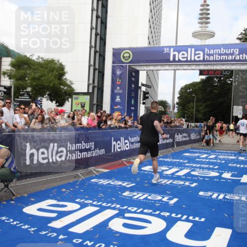 29.06.2025 - hella hamburg halbmarathon Michael Strokosch http://msf.ph/oto/8166995 29.06.2025 10:35:19 Ziel 4740, 7867, 12514, 13798, 14789, 15415, 15773 meine-sportfotos.de