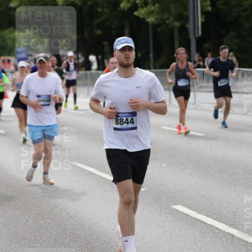 29.06.2025 - hella hamburg halbmarathon Jannik Wohlers http://msf.ph/oto/8167003 29.06.2025 10:20:51 Lombardsbrücke 1028, 1266, 1658, 2271, 2383, 2635, 2815, 2956, 2986, 3122, 3161, 3453, 3817, 5373, 5395, 5493, 5767, 6275, 6308, 6844, 7228, 7375, 7522, 7553, 7608, 8726, 8844, 9100, 9108, 9501, 10602, 11117, 11610, 11698, 11775, 12018, 12175, 12395, 12561, 13057, 13448, 13508, 14499, 14519, 14664, 14809, 14819, 15387, 15736, 15752, 15767, 16107, 16586, 16600, 16896, 17341, 17799, 17961, 17969, 18170, 18784, 18809, 19012 meine-sportfotos.de