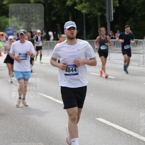 29.06.2025 - hella hamburg halbmarathon Jannik Wohlers http://msf.ph/oto/8167022 29.06.2025 10:20:51 Lombardsbrücke 1028, 1266, 1658, 2271, 2383, 2635, 2815, 2956, 2986, 3122, 3161, 3453, 3817, 5373, 5395, 5493, 5767, 6275, 6308, 6844, 7228, 7375, 7522, 7553, 7608, 8726, 8844, 9100, 9108, 9501, 10602, 11117, 11610, 11698, 11775, 12018, 12175, 12395, 12561, 13057, 13448, 13508, 14499, 14519, 14664, 14809, 14819, 15387, 15736, 15752, 15767, 16107, 16586, 16600, 16896, 17341, 17799, 17961, 17969, 18170, 18784, 18809, 19012 meine-sportfotos.de