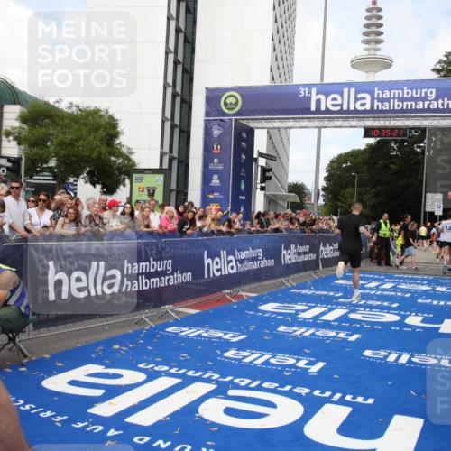 29.06.2025 - hella hamburg halbmarathon Michael Strokosch http://msf.ph/oto/8167023 29.06.2025 10:35:20 Ziel 4740, 7867, 12514, 13798, 14789, 15415, 15773 meine-sportfotos.de